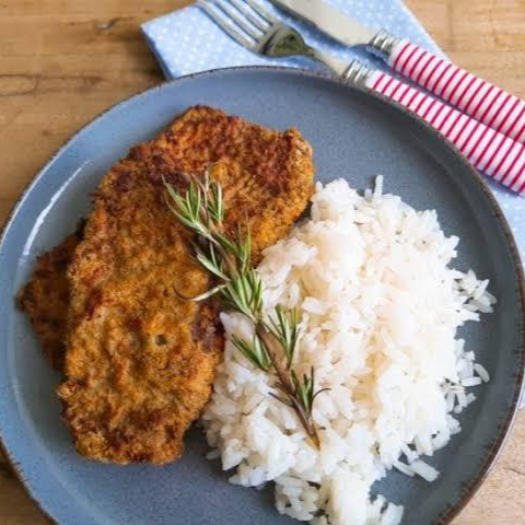 Bife de Alcatra empanado na farinha de rosca, crocante e douradinho. Simples, saboroso e tradicional! Acompanha: Arroz branco, farofa de bacon, batata-frita e feijão preto. Aproximadamente 500g.