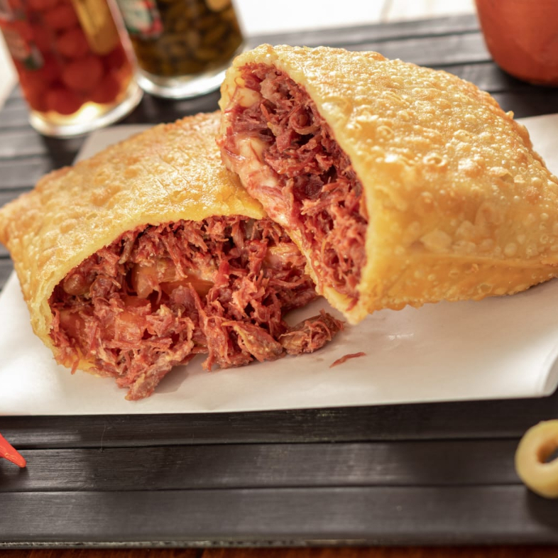 Pastel crocante de 20 cm, recheado com carne seca desfiada e bem temperadinha! 🔥 Massa leve e dourada, com aquele sabor irresistível que conquista a cada mordida!