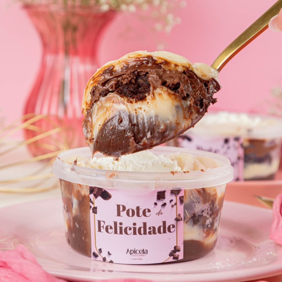Delicioso brigadeiro de chocolate 50% , creme branquinho especial , o melhor brownie do mundo picadinho, fios de Nutella pura , pedacinhos de chocolate nobre, e mais do nosso amado creme branquinho, finalizado com leite Ninho polvilhado. Obs: Pote 250 ml individual. (Para paladares mais doces).