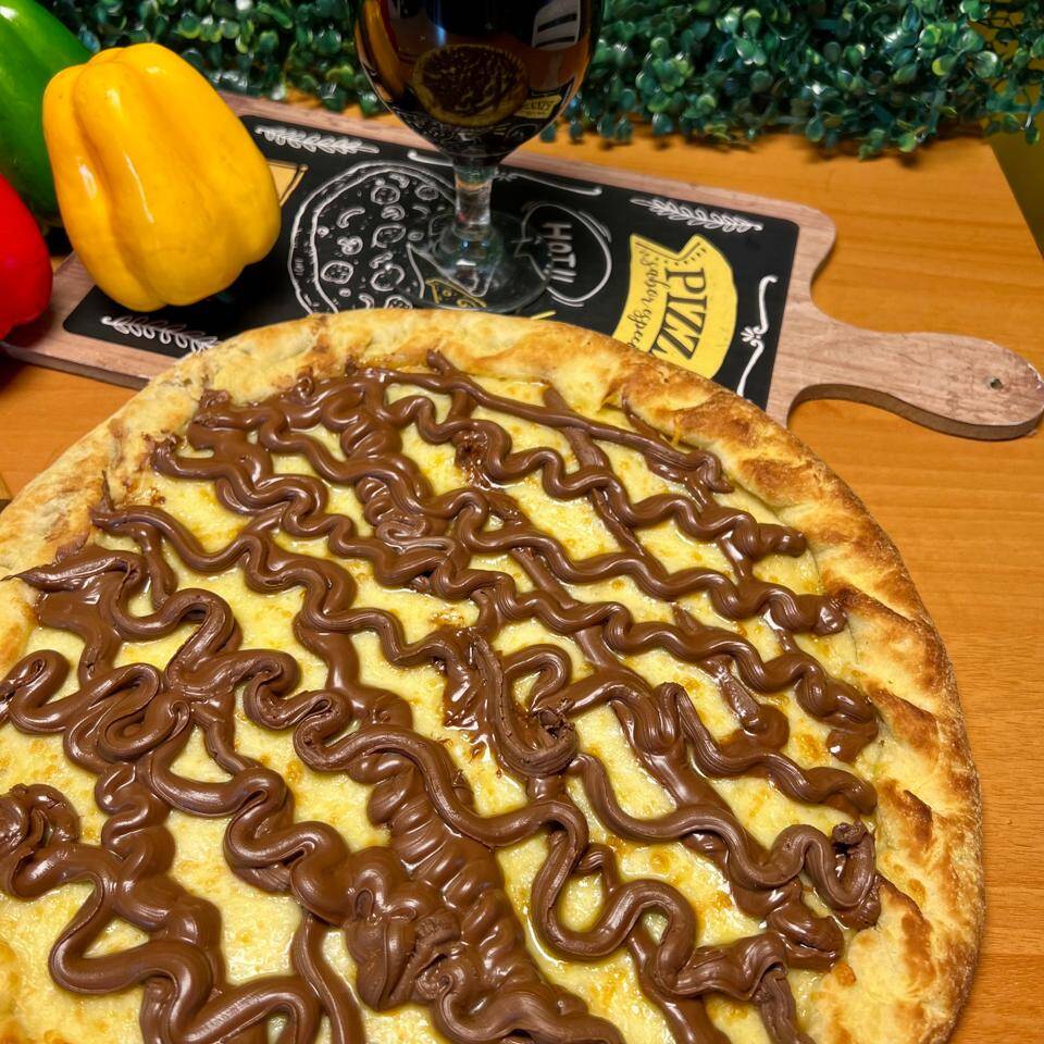 Massa, muçarela e chocolate. Média 30cm