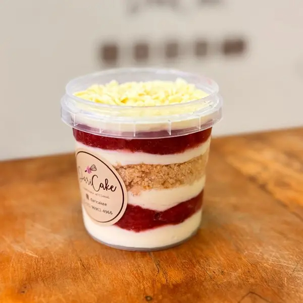 Uma composição elegante em camadas: Nosso magnífico creme de ninho, geleia artesanal de morangos, equilibrando doçura e acidez na medida certa. Massa de baunilha macia e bem molhadinha, que traz leveza e sofisticação. Uma experiência delicada, pensada para encantar paladares exigentes.