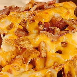 Nossa deliciosa batata frita acompanhada de mussarela, bacon, linguiça calabresa, cheddar, ketchup, maionese e mostarda.