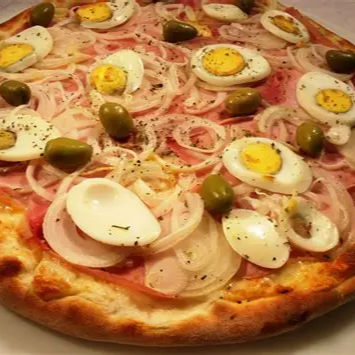 Uma das favoritas! Feita com massa artesanal, molho de tomate, muçarela e presunto triturados, ovos frescos, cebola picada e um toque especial de orégano.
