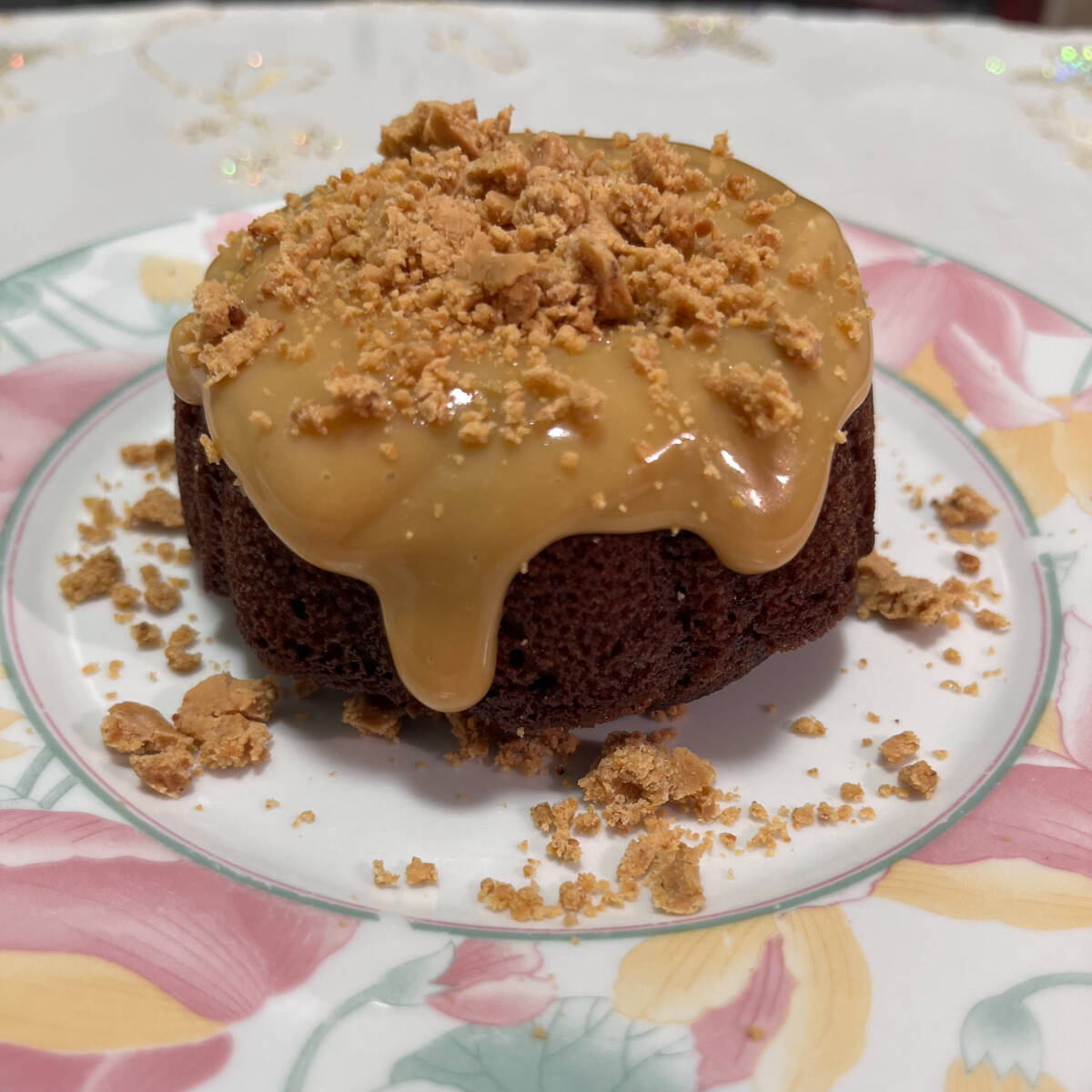 Bolo fofinho, macio, quentinho, massa sabor chocolate, coberto com doce de leite e polvilhado com paçoca. Porção individual
