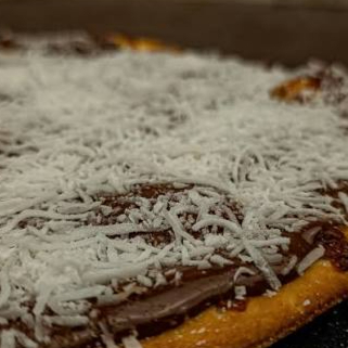 Massa artesanal,chocolate ao leite,coco ralado.