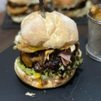 Hamburguesa Doble Torta con Acompañamiento