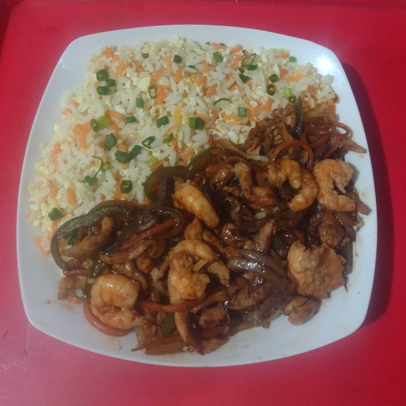 Carne, frango, camarão, legumes (repolho, cenoura, pimentão, cebola) com molho shoyu e arroz chop suey.