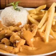 Clássico strogonoff de frango com molho cremoso servido com arroz e batata frita