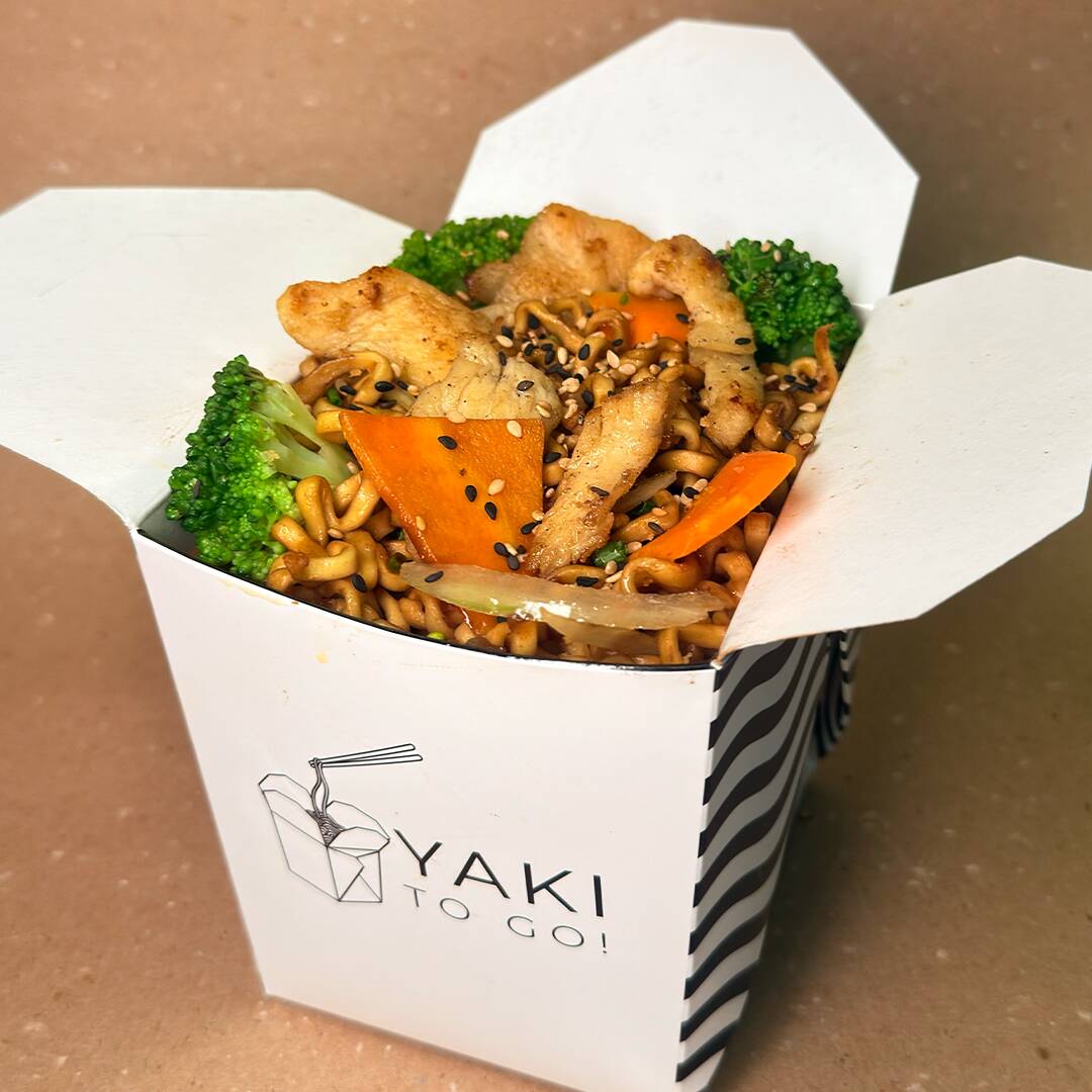 Frango, macarrão de yakisoba, brócolis, cenoura, repolho roxo e nosso delicioso molho tradicional + uma Coca de 200ml