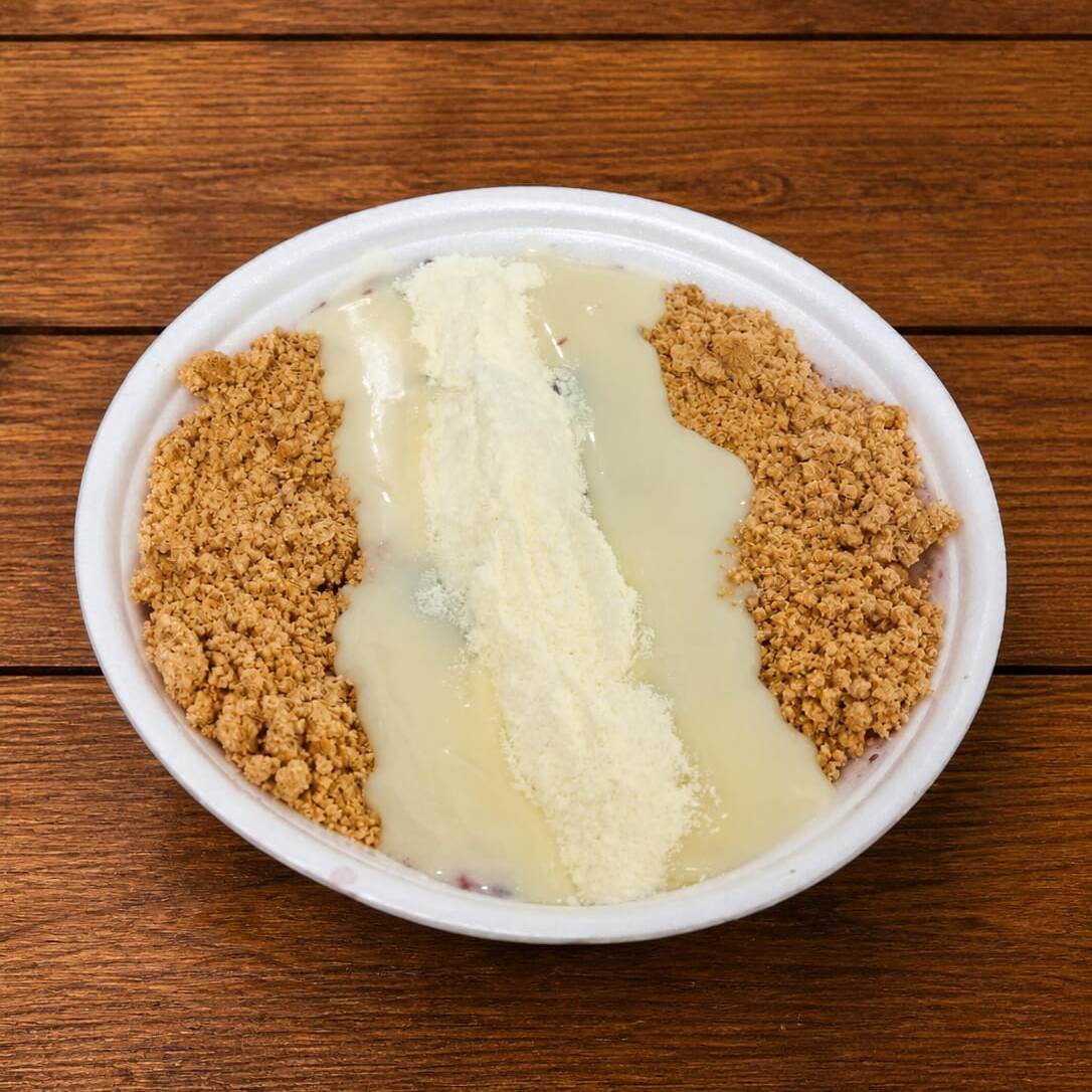 Montada na marmita de 750 ml com nosso maravilhoso creme de açaí e no topo 5 complementos de sua escolha