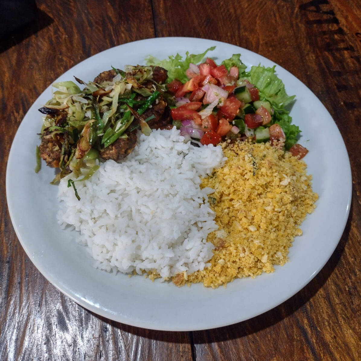 Linguiça shimeji com alho poró e nirá, arroz , feijão, farofa, alface e vinagrete