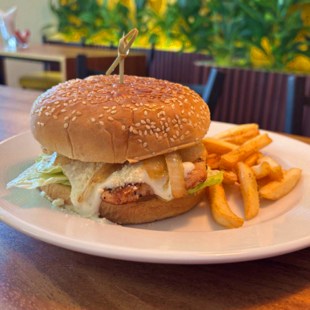 HAMBURGUESA DE POLLO A LA PLANCHA