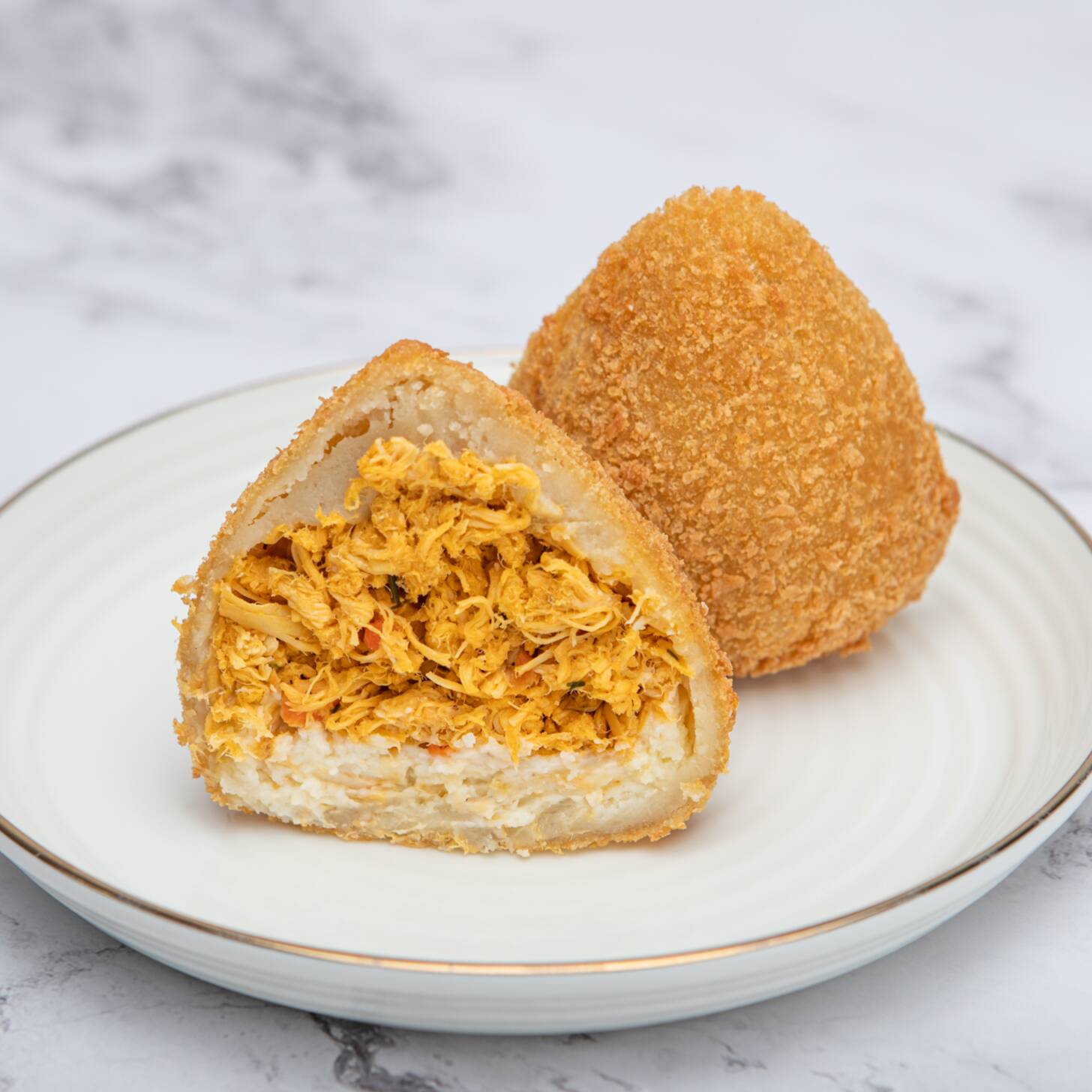 *Frito na hora* Coxinha de frango suculenta, recheada com requeijão cremoso e empanada na farinha panko, crocante por fora, macia por dentro e irresistivelmente saborosa!