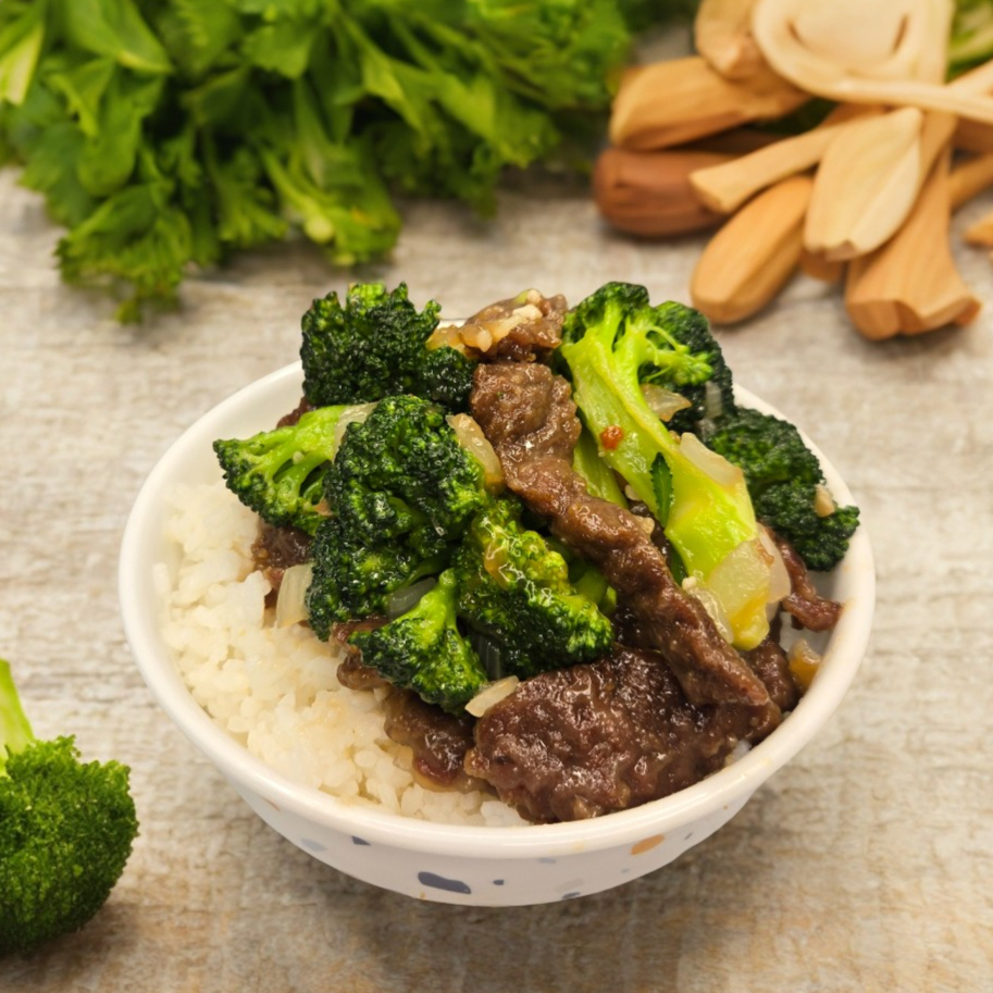 Carne bovina ao molho oriental e brócolis ninja. Arroz a sua escolha. Peso aproximado : 500g