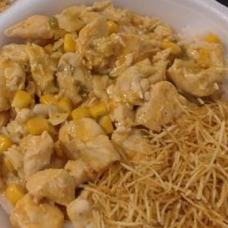 Cubos De Frango Cozido C/ Creme De Leite E Estrato De Tomate E Milho Acompanhado De Arroz E Batata Palha