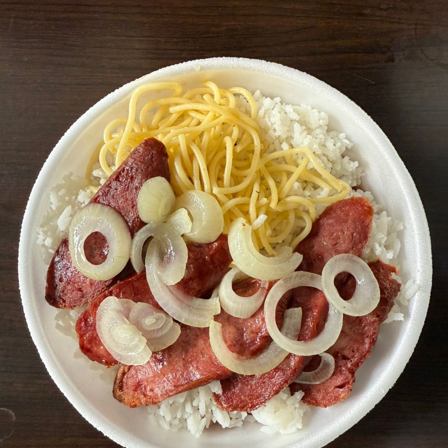 Arroz, feijão, macarrão, calabresa com cebebola + cortesia