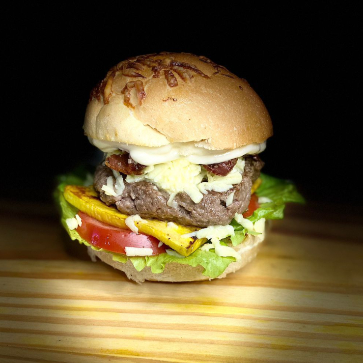PÃO CARNE 100g BANANA DA TERRA SALADA QUEIJO COALHO BACON CREAM CHEESE MOLHO PICANTE MOLHO DE ALHO