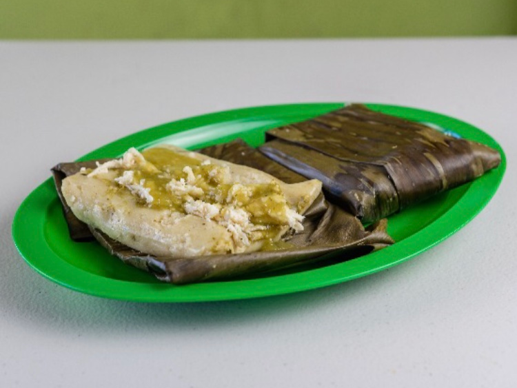 Tamal de Pollo en Salsa Verde
