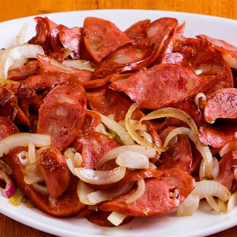 Porção de calabresa frita com cebola.