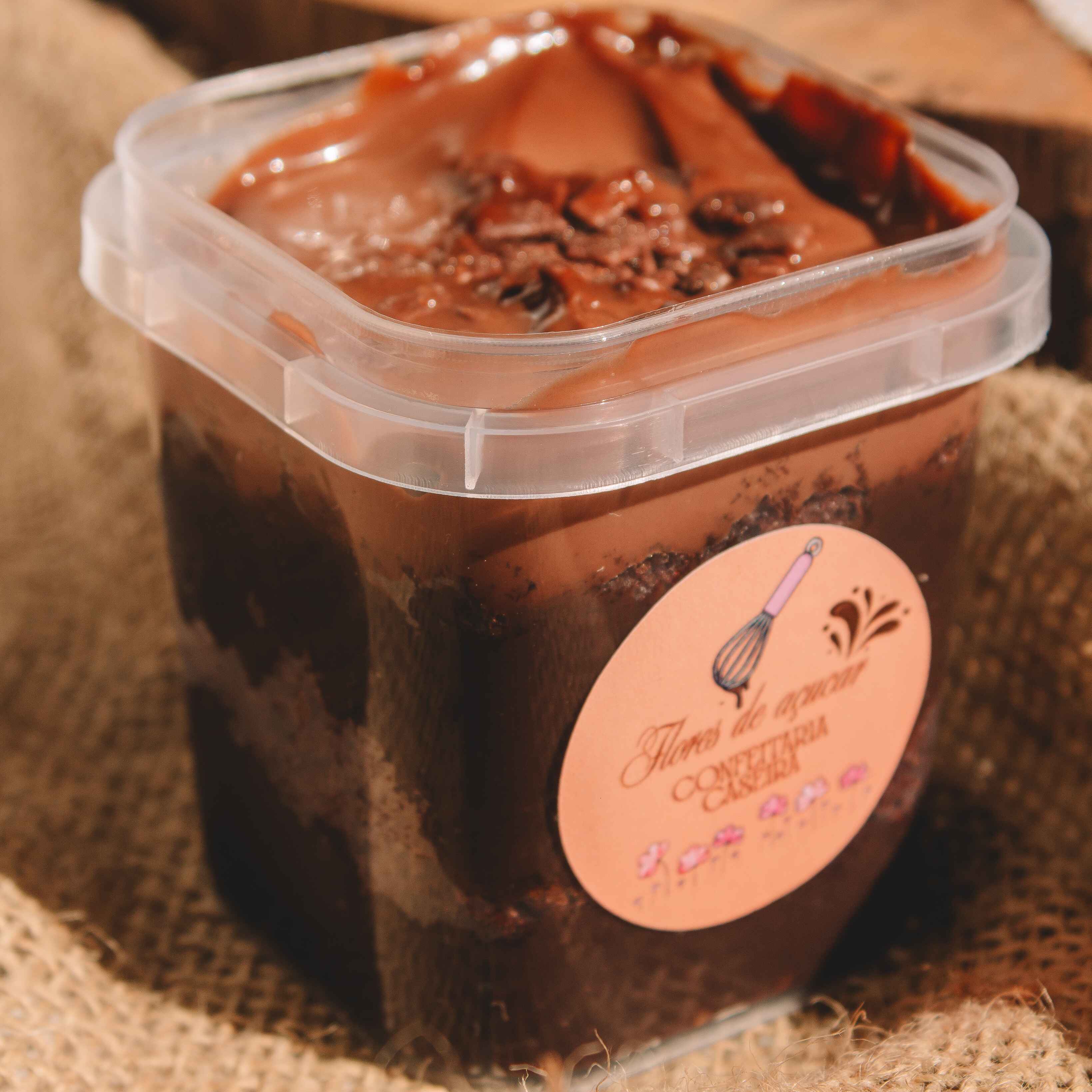 Camadas de massa úmida e fofinha de chocolate, recheada com brigadeiro cremoso feito com cacau 70% e finalizada com uma ganache de chocolate ao leite nobre. Um sabor intenso, marcante e simplesmente irresistível! #####tags<<<<< chocolate, chocolatudo, promoção bolo de pote,ganache, chocolate Nobre, promoção,cacau, brigadeiro, massa,fofinha, chocolate ao leite, frete grátis, entrega grátis.