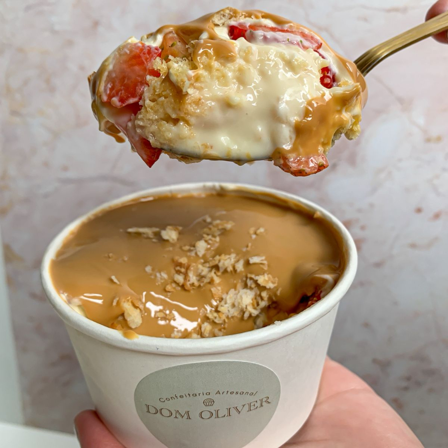 Bolo com massa folhada, creme suave, morangos e doce de leite.