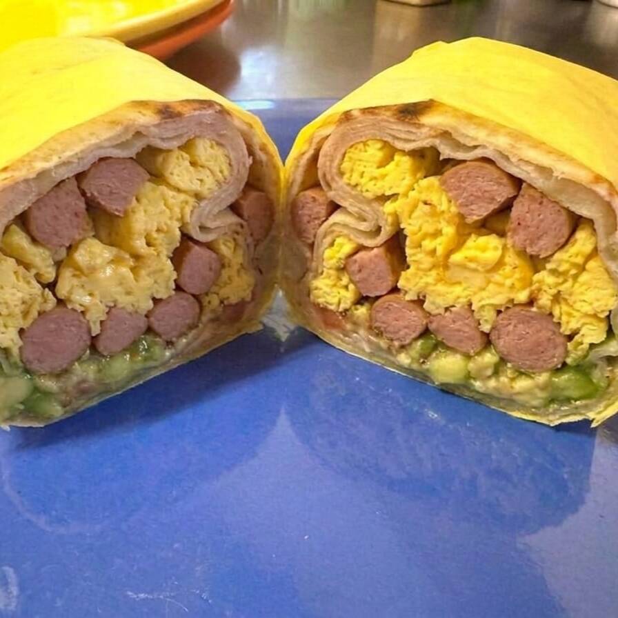 BURRITO DE HUEVO CON SALCHICHA