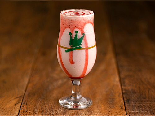 Delicioso Mate batido com leite, sorvete de creme, morango e cobertura de morango.