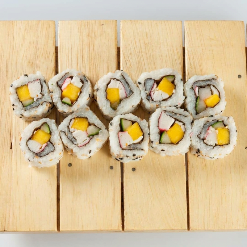 Uramaki com recheio de manga, pepino e kani