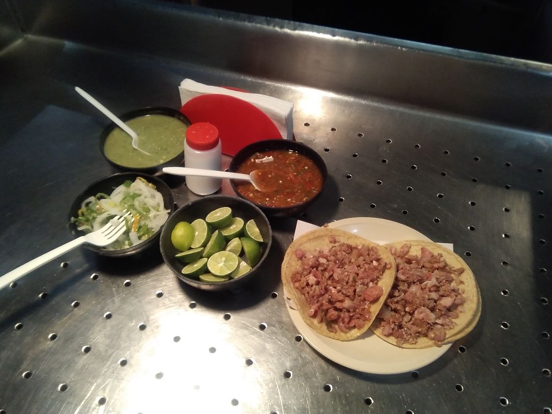 4 Taco de Carnitas + 2 Quesadillas de Sesos