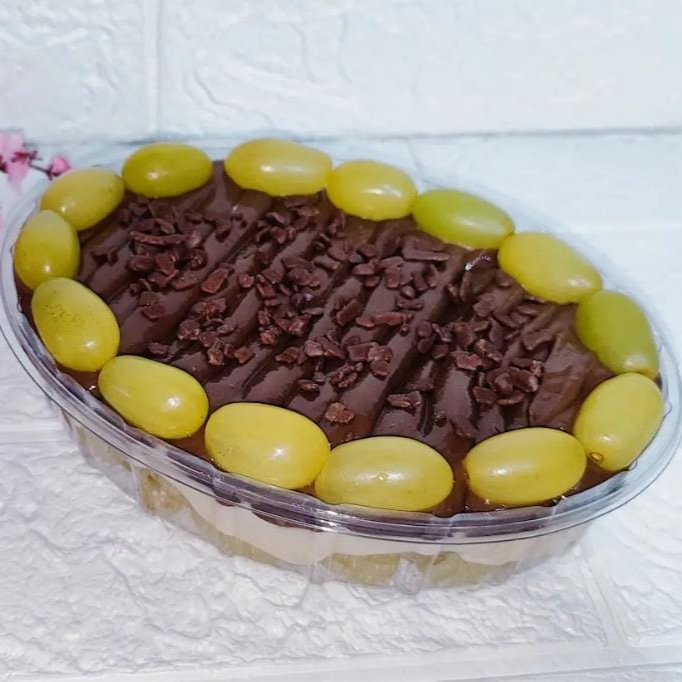 🍇 Surpresa de Uva na Travessa P (750g) 🍫  Uma sobremesa cremosa e irresistível! Feita com uvas verdes selecionadas e sem sementes, envoltas em um delicioso creme de leite Ninho, e cobertas com um aveludado creme de chocolate 50% cacau. Finalizada com granulê crocante e uvas frescas, trazendo o equilíbrio perfeito entre doçura e frescor.  Com 650g em média, é uma sobremesa excelente para compartilhar, servindo generosamente de 3 a 4 pessoas — claro, isso vai depender do tamanho da sua vontade de saborear aquele docinho irresistível! 😋
