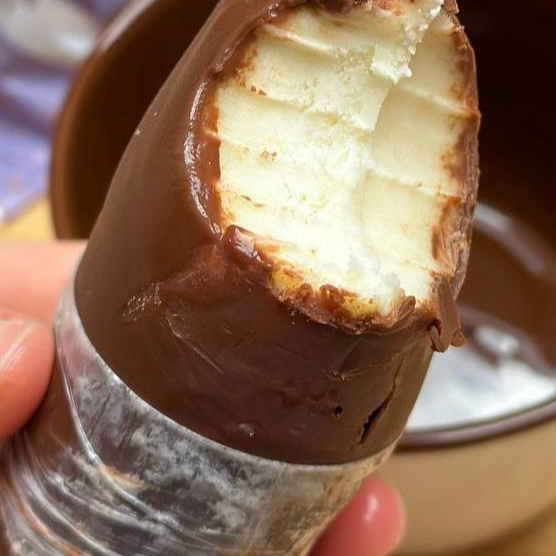 Nosso geladinho de Ninho com nutella é a combinação perfeita do sabor suave do leite ninho com a intensidade do creme de avelã mais amado . Feito com ingrediente de alta qualidade, derrete na boca .Uma explosão de sabor que vai te refrescar.