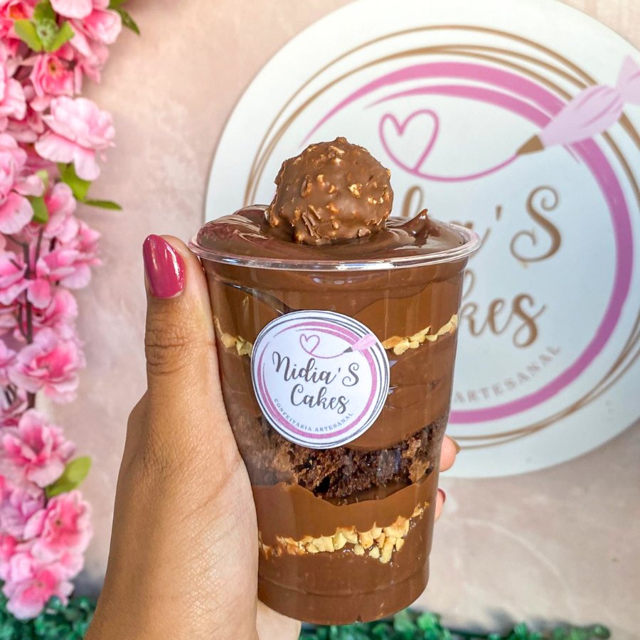 O Duo Ferrero Roche é simplesmente delicioso, brigadeiro cremoso com amendoins picados , uma generosa porção de Nutella e bombom Ferrero Rocher.Este é um verdadeiro copo da felicidade, uma explosão de sabores inigualáveis que prometem encantar o seu paladar. ----------------tags------------------- Entrega rápida , desconto , promoção , cupom , oferta , frete grátis , Doces , bolos , brigadeiro , bolo de pote , chocolate , morango , Nutella , copo da felicidade , brownie , confeitaria , doceria , caseiro , vulcão , red velvet , banoffe , pudim , doce de leite , Oreo , ferrero Rocher , afogadinho , bolo , Ninho , gourmet , Ouro Branco , empadao , quiche , caseirinho , frango cremoso , delícia de abacaxi , frango com Catupiry, torta Cookie, cookie, banoffee , camarão , chocolatudo, bolo caseiro, Prestígio, olho de sogra , bacon , alho poró , quiche, escondidinho, pavê , combos , coca cola , doce , sobremesa, Ferrero Rocher, morango do amor , bombom de Morango, bombom de Uva