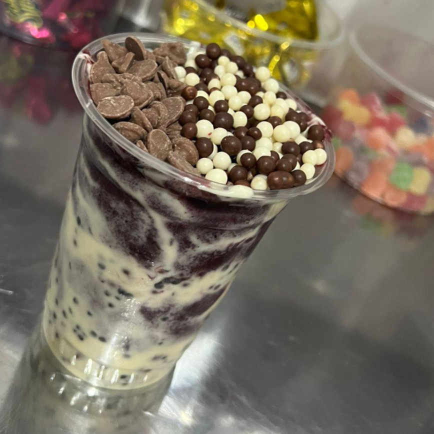 Açai, creme de cookies, choco ball e gotas dde chocolate
