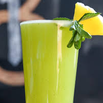 AGUA DE PIÑA CON HIERBABUENA