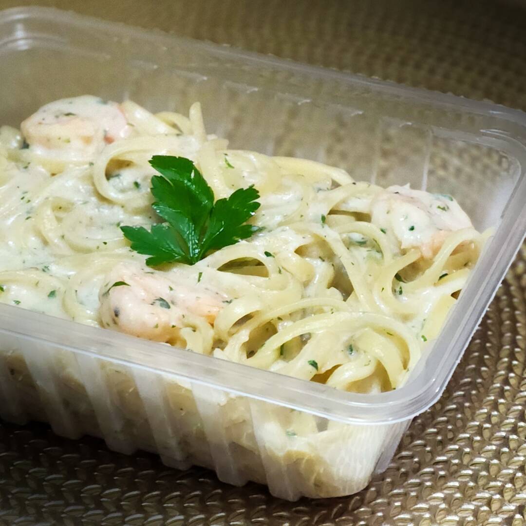 Fettuccine com bechamel cremoso, camarão grelhado na manteiga e salsa. Uma combinação simples que aquece o coração!