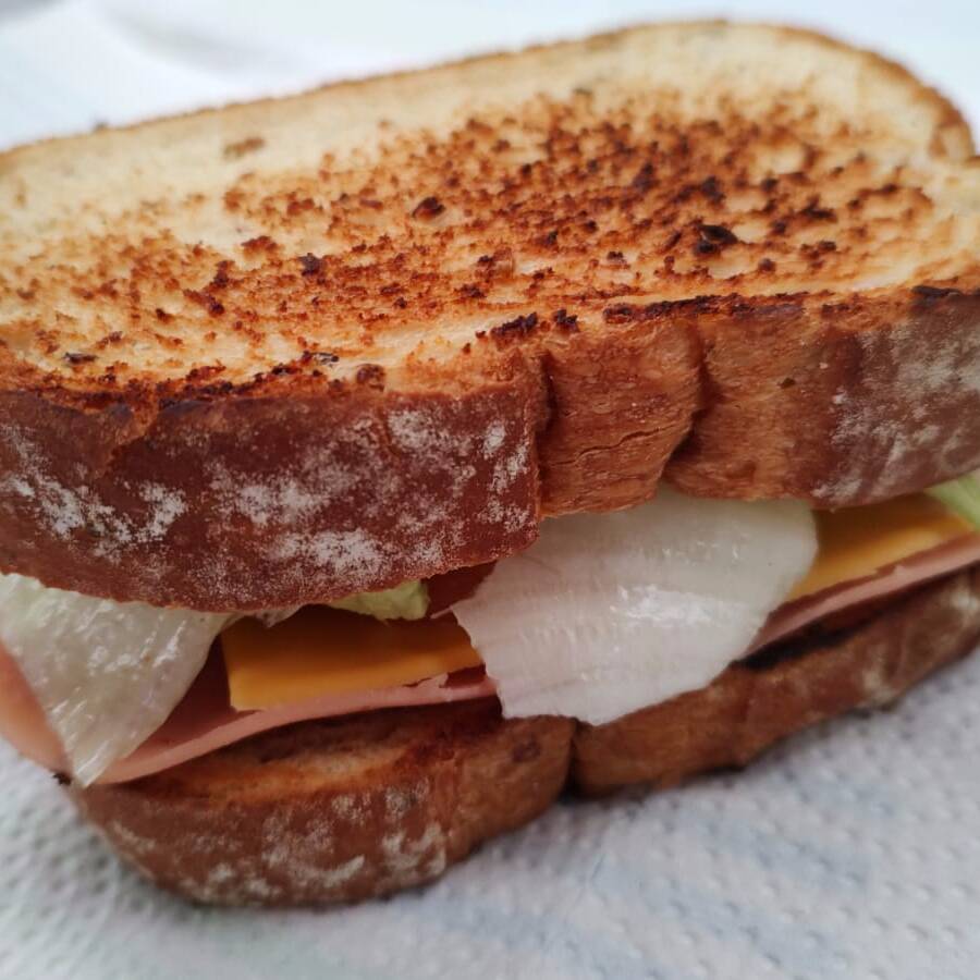 Sandwich de Jamon con Queso Amarillo y Cafe