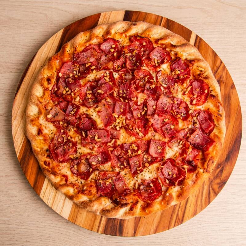 Molho de Tomate, Muçarela Fooms, Calabresa, Cebola, Óregano