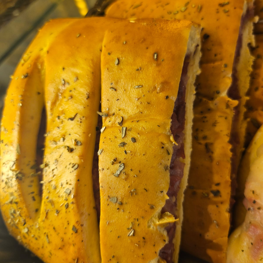 Recheio de queijo e presunto.