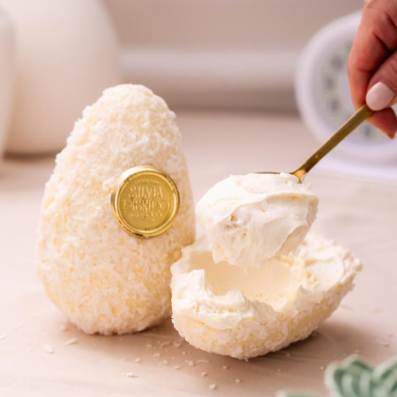 Casca de chocolate branco recheada com mousse aveludado de coco e pedaços crocantes de Rafaello. Delicado, sofisticado e inesquecível. Aprox. 530g