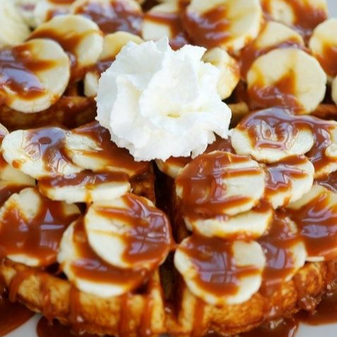 Waffle cajeta plátano nuez y chantilly