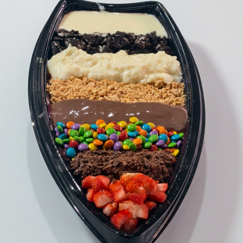Monte do seu jeito. Vai forrada de açaí com aproximadamente 700ml com 8 complementos GRÁTIS a sua escolha! (Os complementos líquidos podem se misturar com os demais)