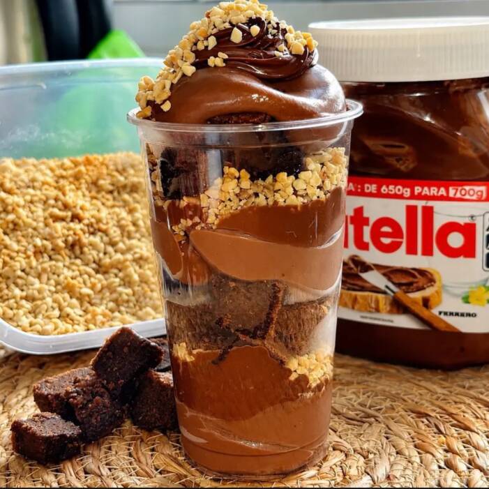 Um delicioso copo da felicidade recheado com Chocolate, amendoim, brownie e Nutella!