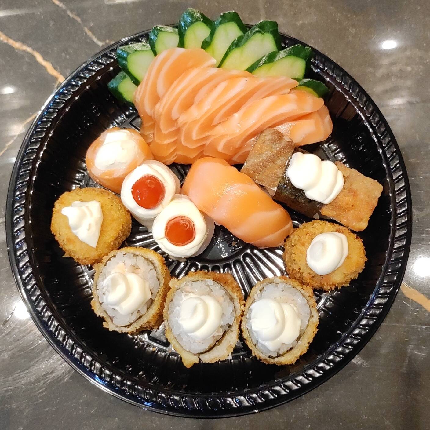5 sashimis de salmão, 3 gunkan variados, 2 niguiris variados, 5 hots filadelphia