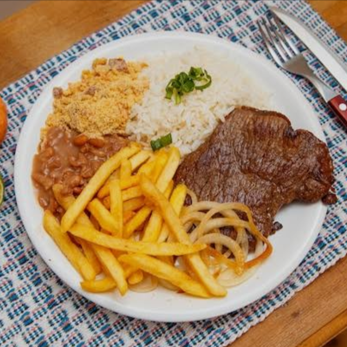 Contra filé acebolado, arroz, feijão, fritas e farofa de cenoura.