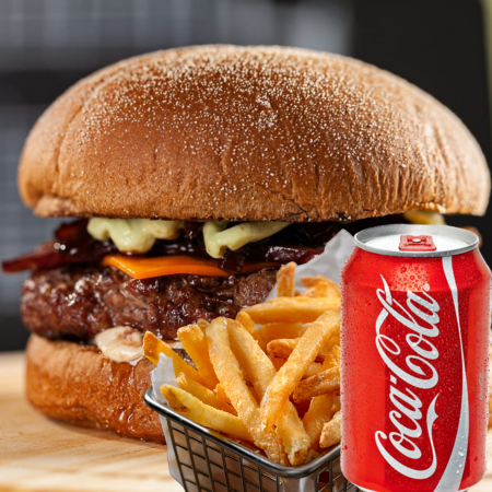 Burger 180g no Pão Australiano com Cheddar, Bacon, Cebola Caramelizada, Ervas e Molho da Casa. Acompanha Fritas Crocantes e Coca Bem Gelada!