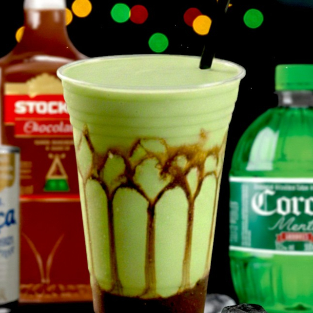 Drink alcoólico cremoso preparado na hora com Corote sabor menta, licor de chocolate e leite condensado integral de marca reconhecida, finalizado com calda de chocolate para um toque especial na apresentação. A combinação entrega refrescância da menta com intensidade do chocolate, resultando em um sabor marcante, doce na medida certa e textura cremosa. Servido inicialmente na garrafinha de 300ml lacrada, acompanhando canudo, com opção de escolha de tamanho no pedido: copo 400ml ou copão 770ml, todos vedados com selo de alumínio antivazamento e acomodados em suporte próprio para transporte seguro. Vai sempre bem gelado, pronto para consumo. Ideal para quem busca um drink doce, refrescante e encorpado, preparado com cuidado e padrão de qualidade superior do início ao fim.