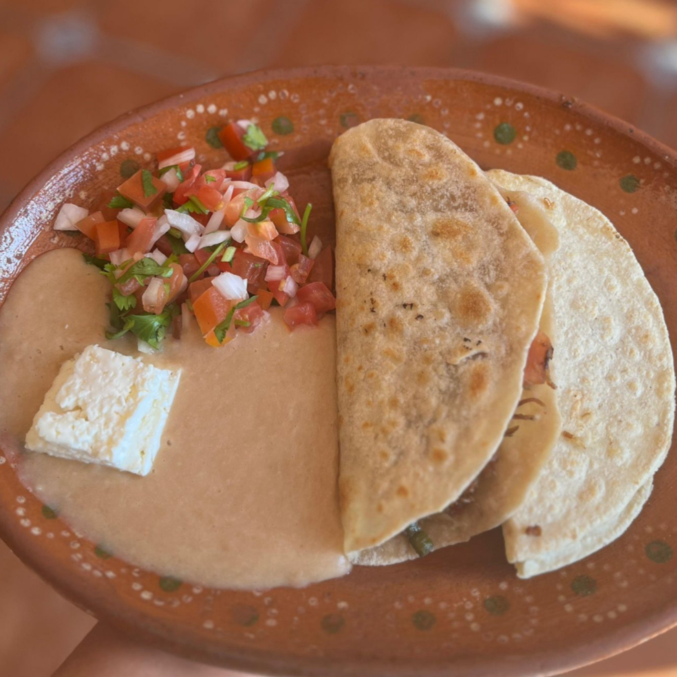 Viejo Mañoso (Quesadillas de Chilorio y Machaca)