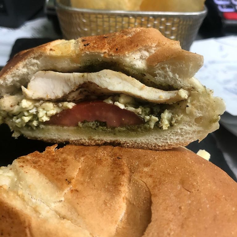 Sándwich Panini Pollo r + Papas + Refresco