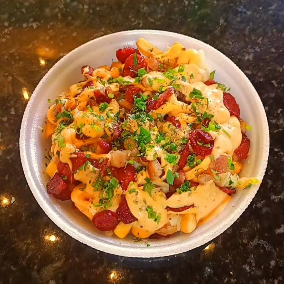 🍟🥔 Batata Frita com Bacon Calabresa e Cheddar Cremoso 🥓🧀
Batata frita, coberta com bacon calabresa, salsa cebolinha, e orégano, mussarela e aquele molho de cheddar cremoso que derrete na boca. Pura tentação em cada mordida! 😋