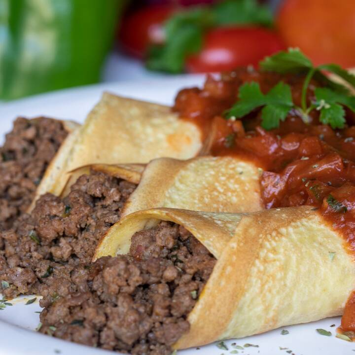 Deliciosa panqueca recheada com carne refogada, acompanhada de arroz branco e salada de maionese fresquinha. Uma combinação que traz conforto e sabor para qualquer hora do Dia.